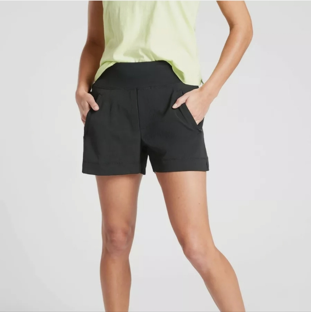 💜 Athleta Trekkie North Short In Black EUC